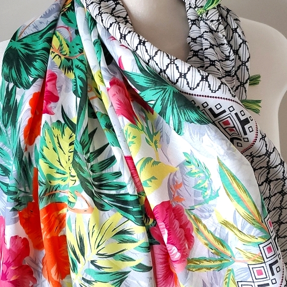 Floral and geometric print scarf - Picture 2 of 4